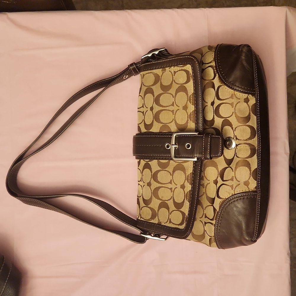 COACH signature shoulder tote, adjustable bag like new.